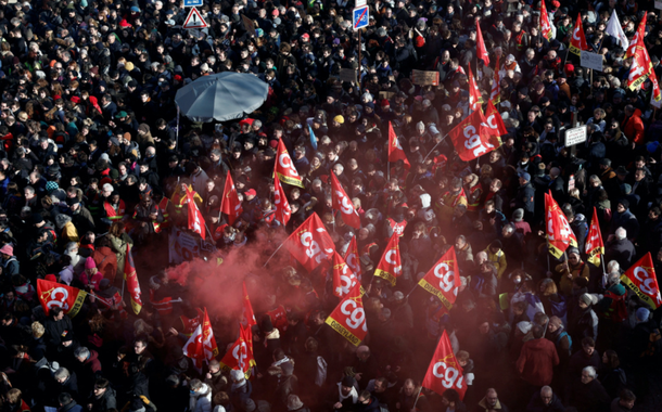 Manifestantes seguram bandeiras sindicais francesas da CGT enquanto se reúnem na Place d'Italie durante uma manifestação contra o plano de reforma previdenciária do governo francês em Paris, como parte de um dia de greve nacional e protestos na França, em 31 de janeiro de 2023 (Foto: Reuters/Benoit Tessier) Manifestantes seguram bandeiras sindicais francesas da CGT enquanto se reúnem na Place d'Italie durante uma manifestação contra o plano de reforma previdenciária do governo francês em Paris, como parte de um dia de greve nacional e protestos na França, em 31 de janeiro de 2023