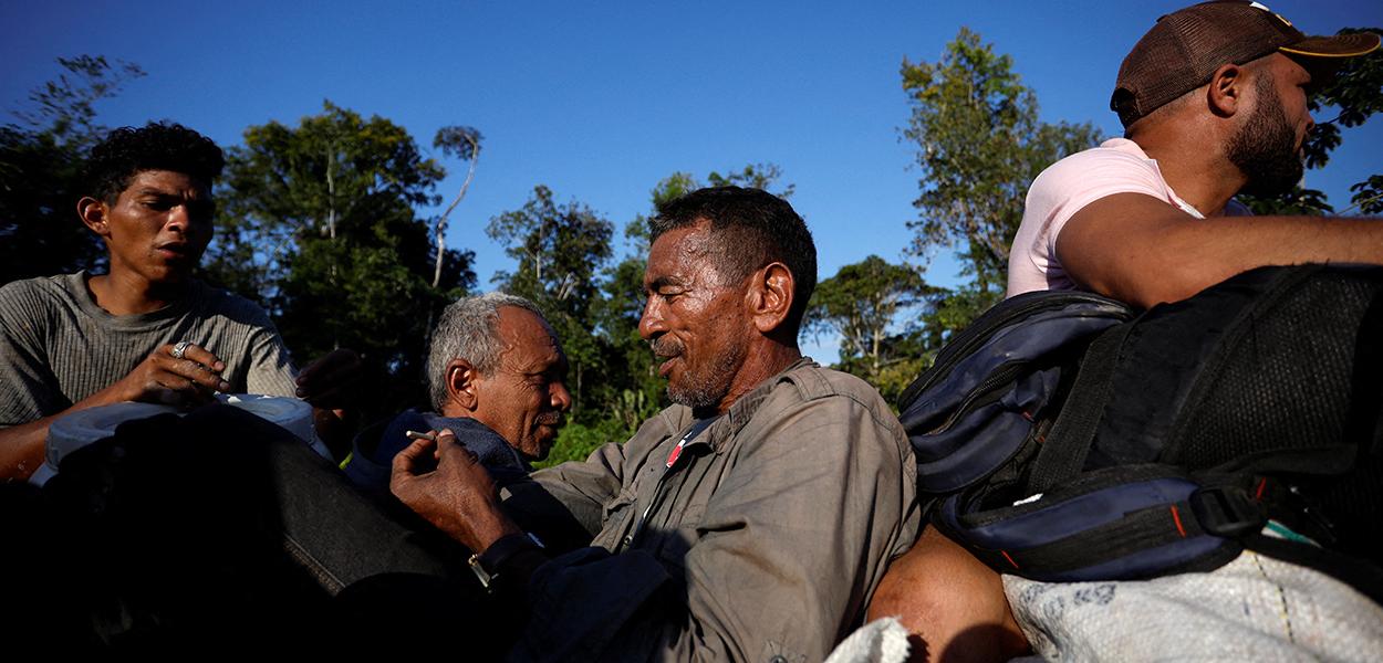 www.brasil247.com - Garimpeiros em Alto Alegre, Roraima, depois de deixarem território ianomâmi
