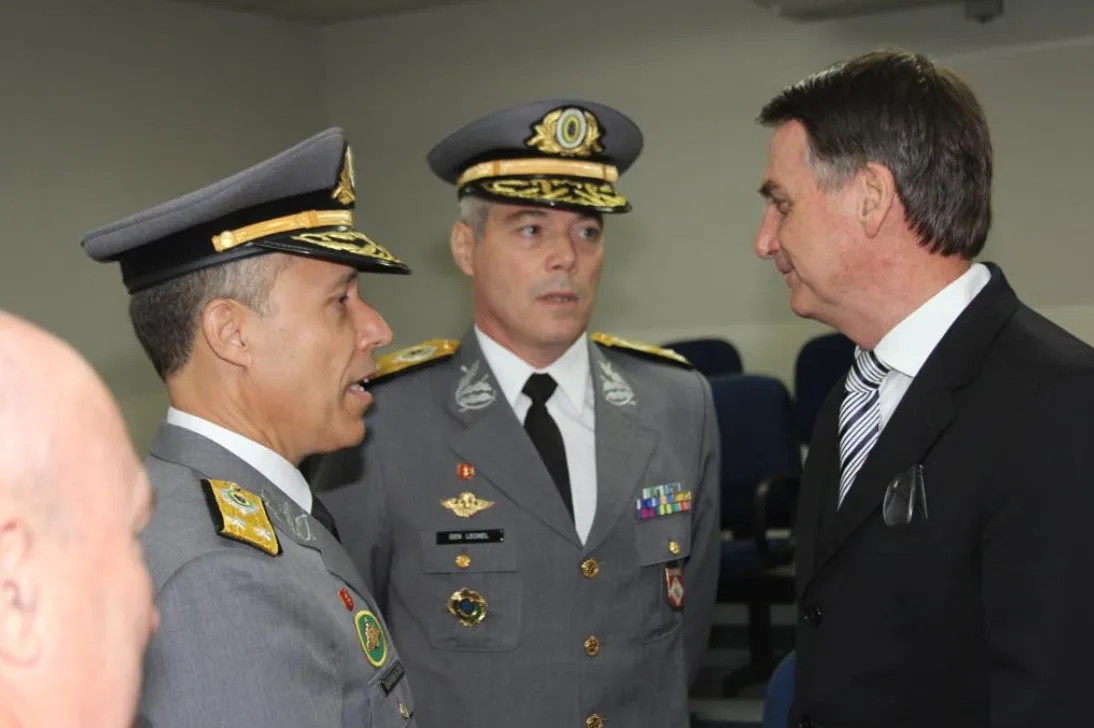 Ex-presidente conversa com generais em cerimônia especial de formatura