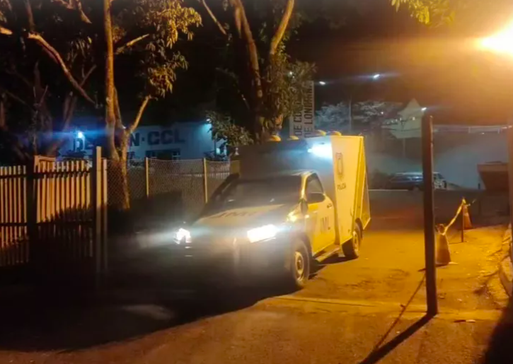 Carro do IML chega à Casa de Custódia em Londrina