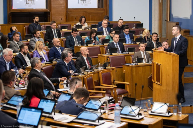 Poslanici vlasti i predstavnici Vlade na premijerskom satu u Skupštini (Foto: Skupština Crne Gore)