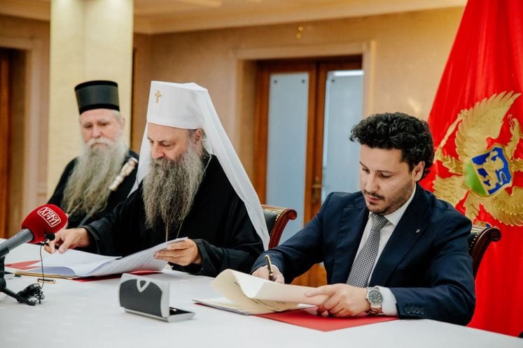 PREPISAO DIO TERITORIJE CRNE GORE TUĐOJ DRŽAVI: Patrijarh srpski Porfirije Perić i Dritan Abazović (Foto: Vlada Crne Gore)