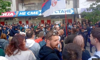 <p>Kordon policije nalazi se između okupljenih građana i pristalica i funkcionera vladajuće Srpske napredne stranke, Novi Sad, 18. maj 2025.</p>
