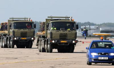 <p>Tatra kamioni na aerodromu u Pardubicama</p>