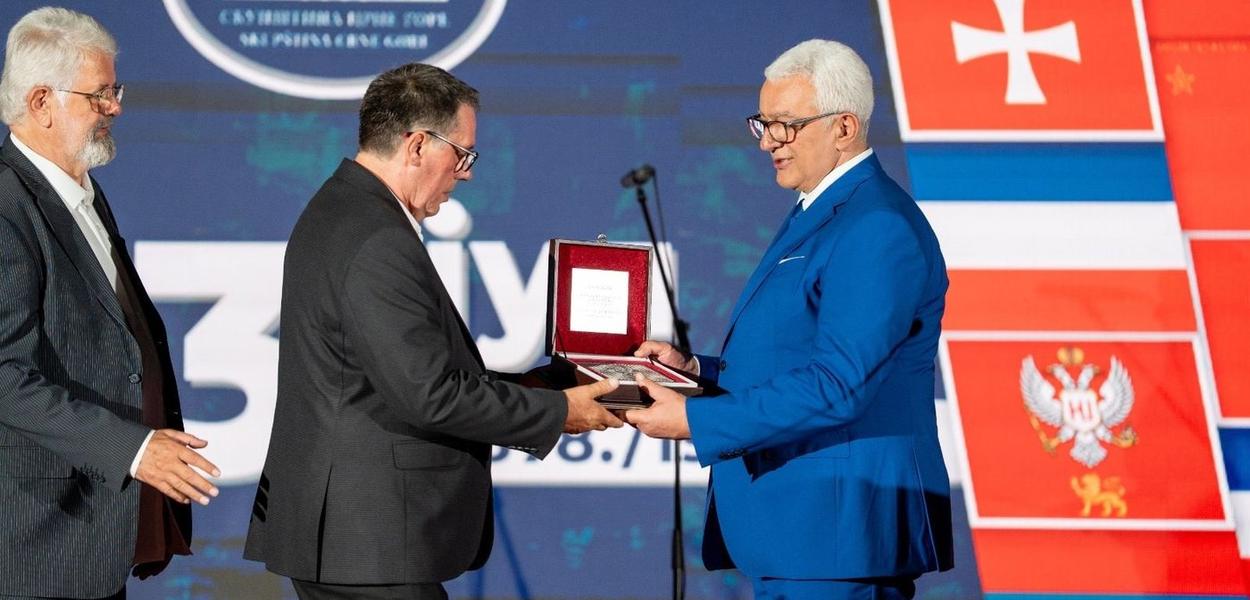 PROPAGATORI ČETNIČKE IDEOLOGIJE: Mandić u Vili Gorica uručuje Trinaestojulsku nagradu Stanišiću i Bećiroviću
