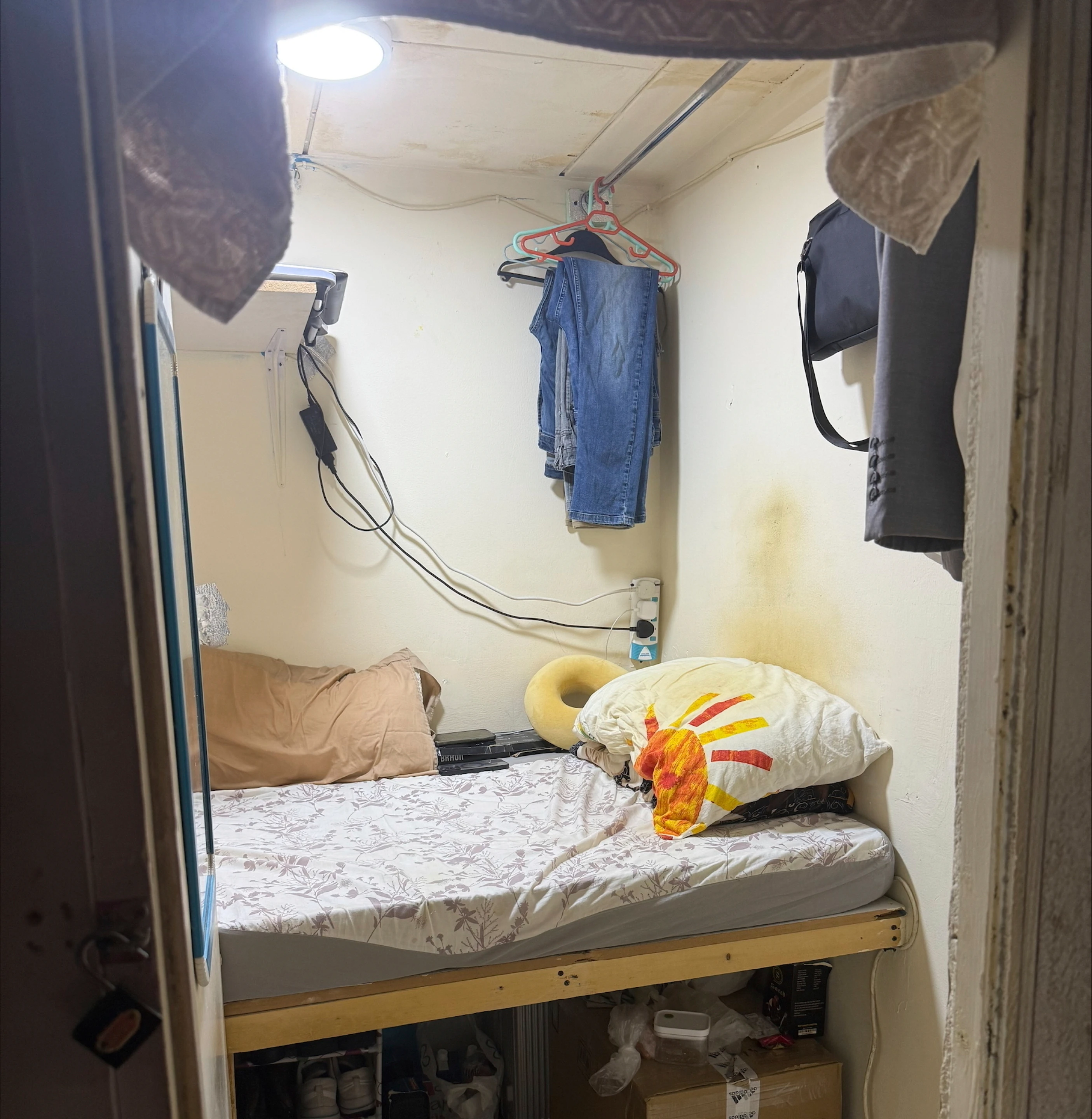 Modifikovani plakar u kojem živi radnik migrant u Dubaiju, UAE, fotografisan u utorak, 8. jula 2025.