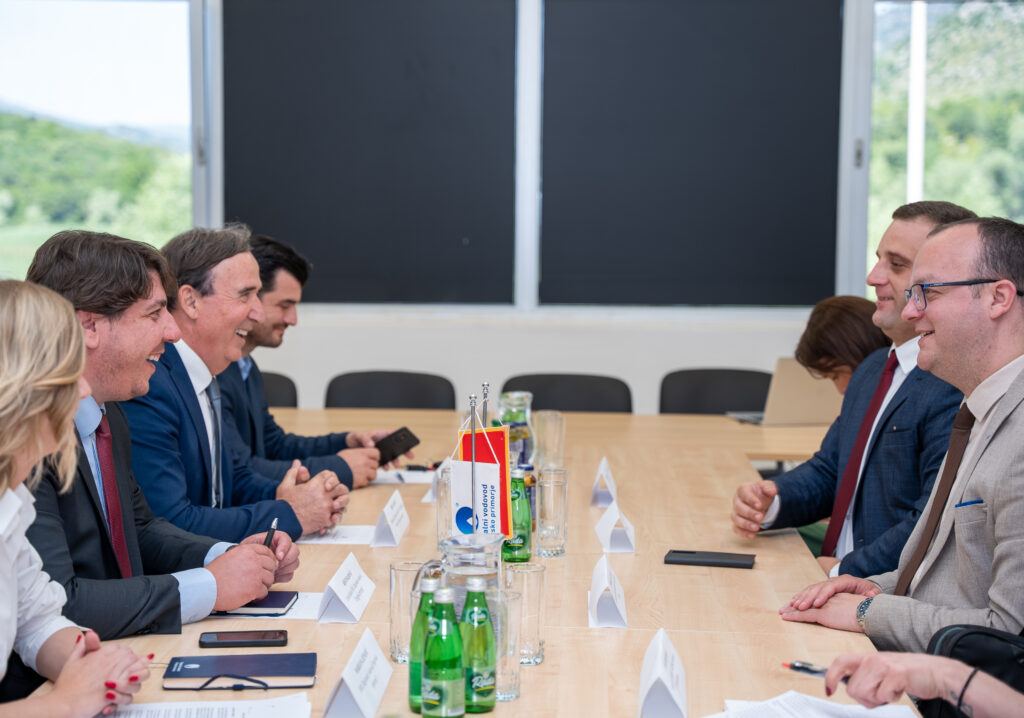 SAMO PARTIJSKI I LIČNI INTERESI: Radović i Lakušić na sastanku sa ministrom Ćulafićem (Foto: Regionalni vodovod)