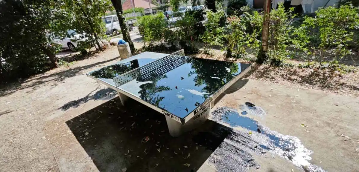 Posuto ulje preko stola za stoni tenis (Foto: RTV Cetinje)