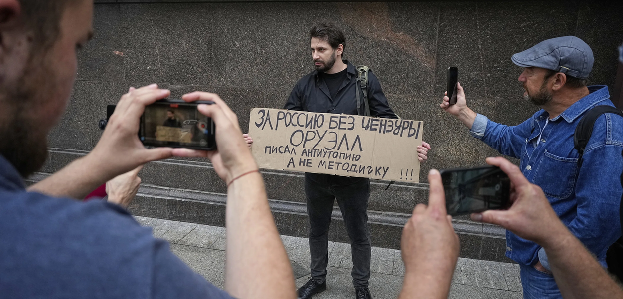 Aktivista drži transparent na kojem piše: „Za Rusiju bez cenzure. Orvel je pisao distopiju, a ne priručnik za upotrebu,” ispred Državne dume,  u Moskvi, Rusija,, 22. jula 2025, uoči usvajanja zakona kojim se kažnjavaju online pretrage informacija koje se smatraju „ekstremističkim” (Foto: AP Photo)