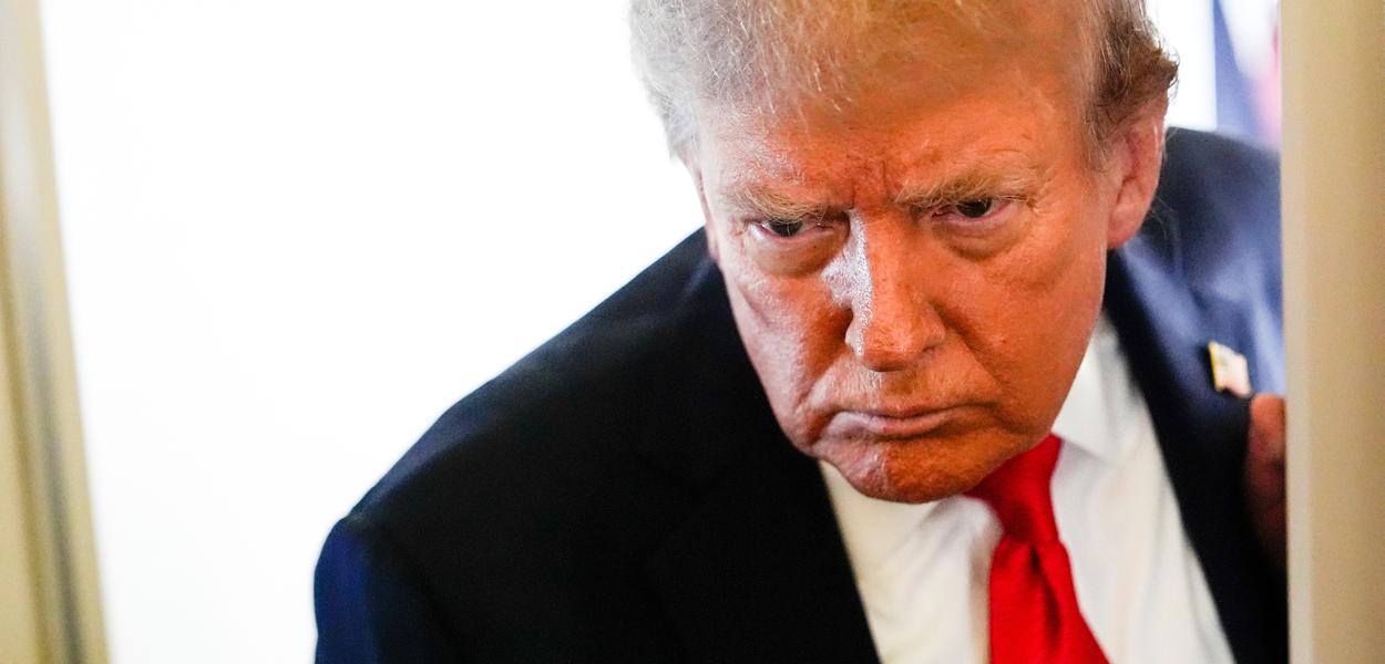 Truamp razgovara sa reporterima na Air Force One tokom leta za vojnu bazu Elmendorf-Richardson na Aljasci 15. avgust 2025.  (Foto: Julia Demaree Nikhinson)