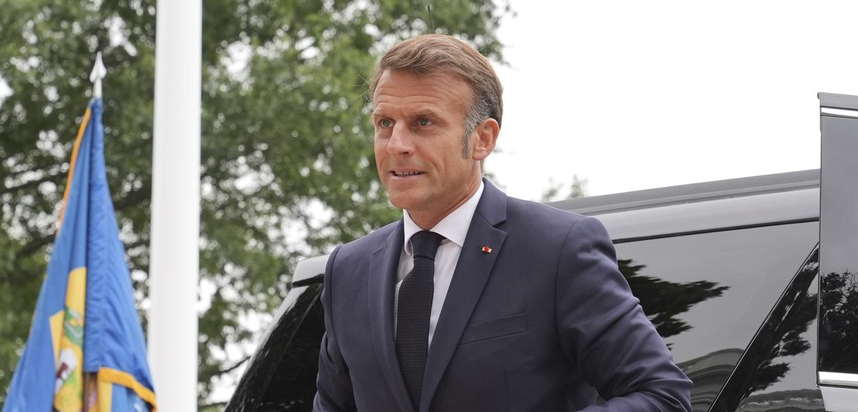 Makron dolazi na sastanak sa predsjednikom Donaldom Trampom i predsjednikom Ukrajine Volodimirom Zelenskim, u ponedjeljak, 18. avgusta 2025, na južnom trijemu Bijele kuće u Vašingtonu..  (Foto: AP photo/Jacquelyn Martin)