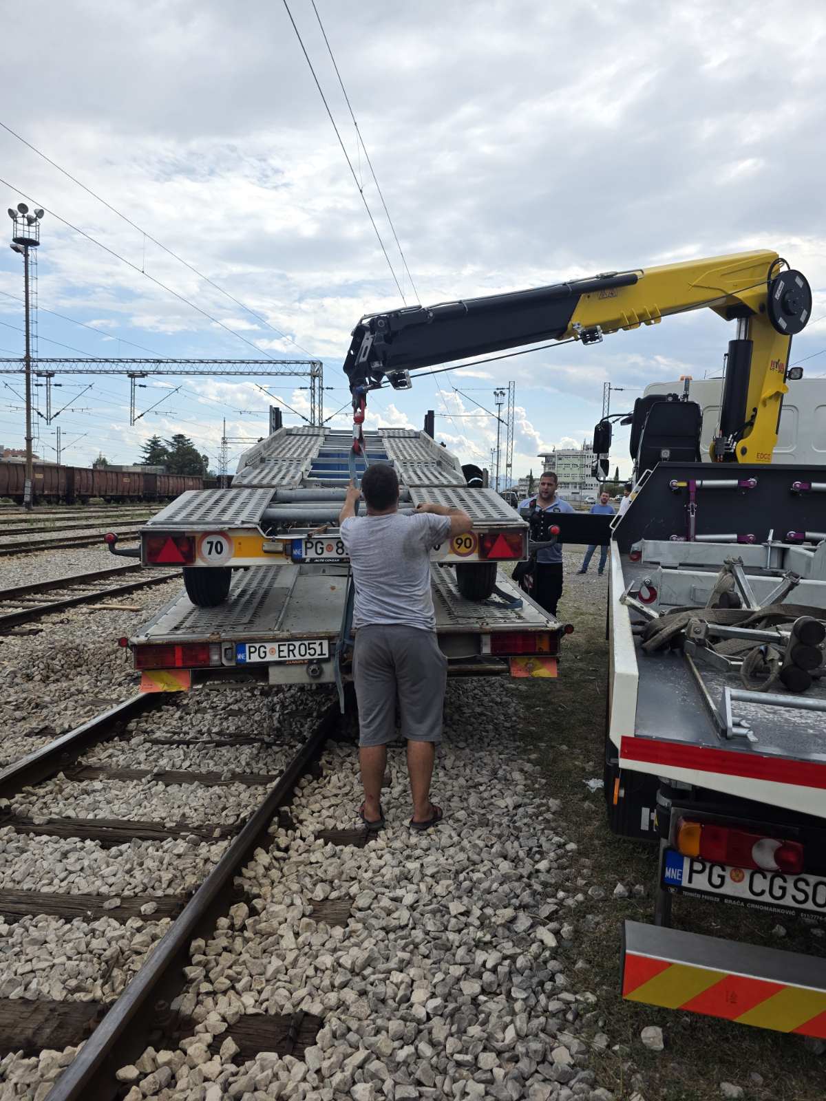 Završen istovar putničkih automobila na Željezničkoj stanici Podgorica