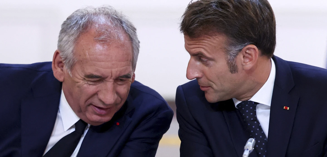 Francuski premijer Fransoa Bejru i predsjednik Emanuel Makron (Foto: Tom Nicholson, Pool Photo via AP)