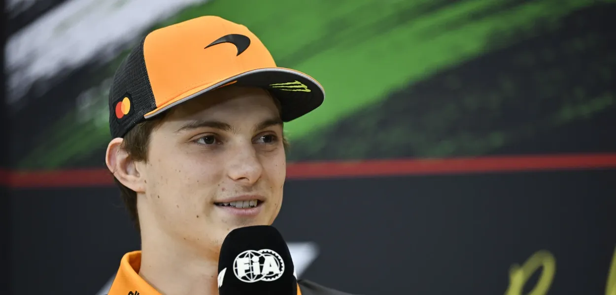 Oskar Pjastri u razgovoru sa medijima na stazi Hungaroring u Mađarskoj, 31. jula 2025. godine (Foto: AP Photo)