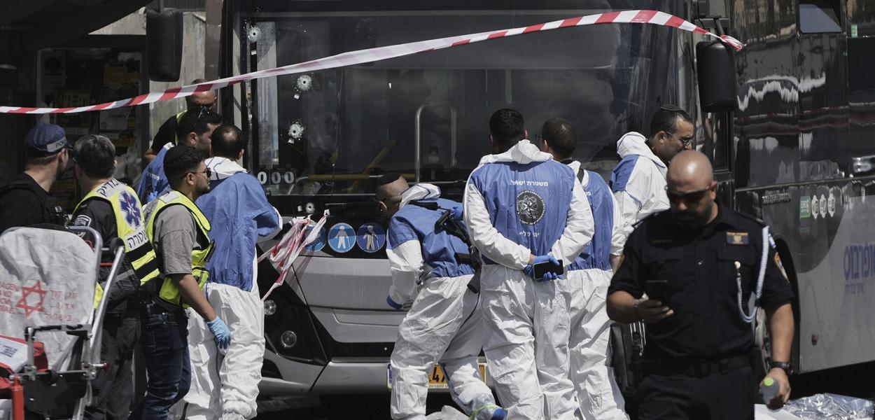 Izraelska policija i spasilačke ekipe reagovale su na mjestu oružanog napada u kojem je nekoliko ljudi ubijeno i ranjeno u Jerusalimu (Foto: AP photo/Mahmoud Illean)