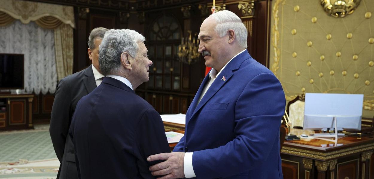 Bjeloruski predsjednik Aleksandar Lukašenko  i američki predsjednički izaslanik Džon Koel rukuju se tokom sastanka u Minsku, Bjelorusija, u četvrtak, 11. septembar 2025. (Foto: Pres služba predsjednika Bjelorusije preko AP-a)