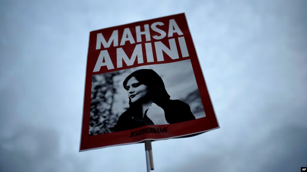 Protest u Berlinu povodom smrti Mahse Amini, 25. april 2024. (Foto: AP)