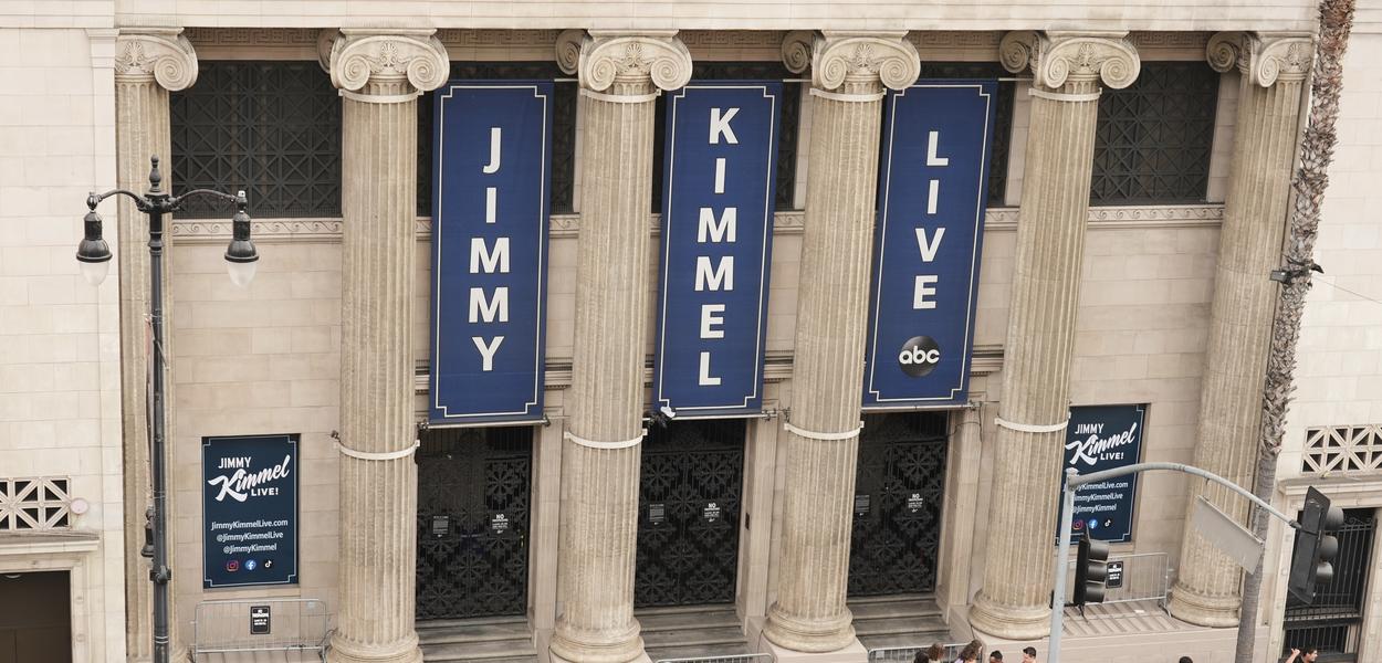 Pješaci i novinari ispred studija emisije Jimmy Kimmel Live na Bulevaru Holivud, u srijedu, 17. septembra 2025. u Los Anđelesu (Foto: Chris Pizzello)
