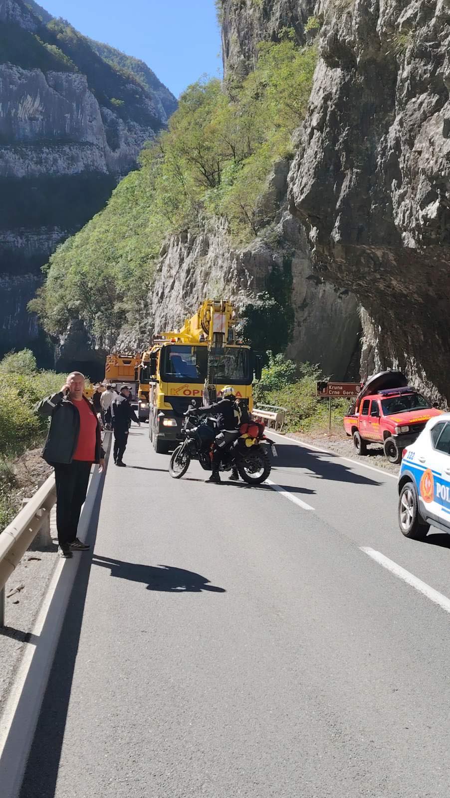 Izvlačenje kamiona iz kanjona Morača (Foto: Portal CG)