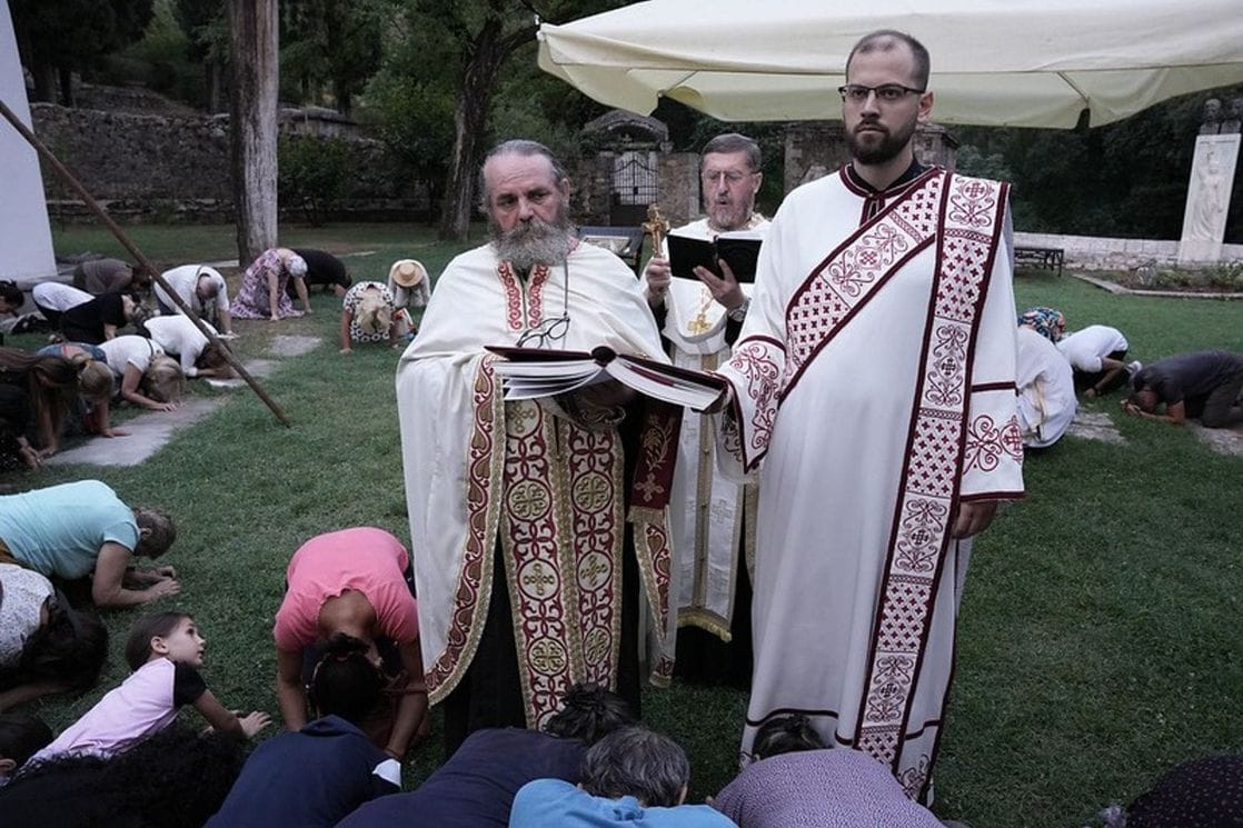 TO „NEŠTO“ JE VIŠE SUJEVJERJE NEGO VJERA: Vjernici ispred Crkve Svetog Đorđa u Podgorici  (Foto: (Foto Crkva Srbije))