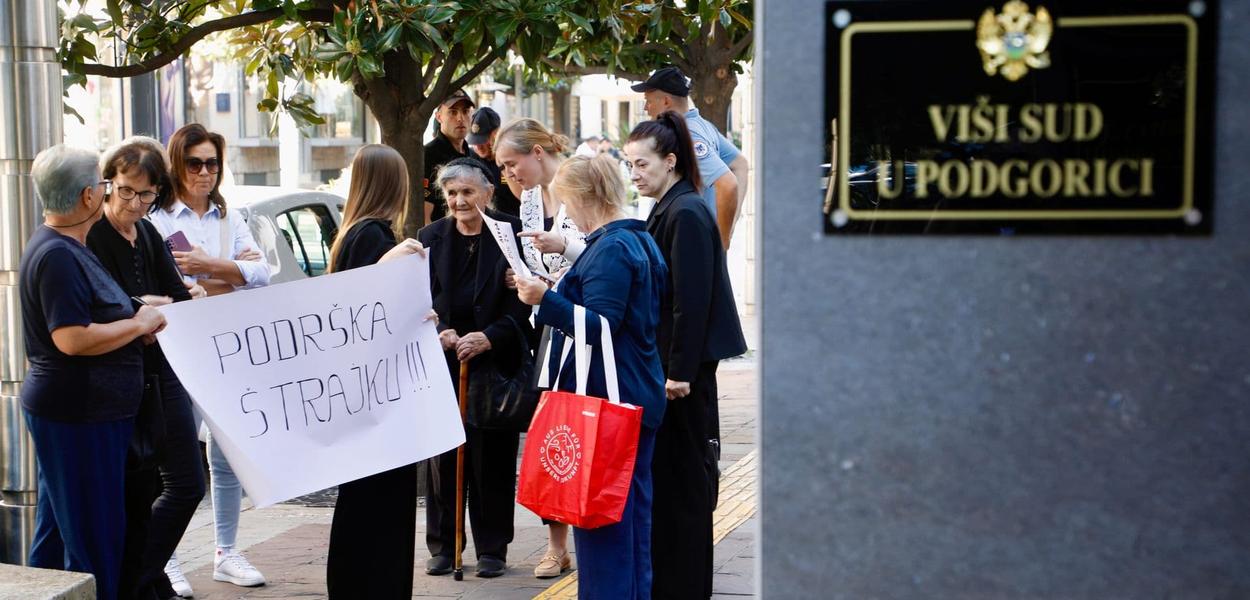 Protest ispred Višeg suda (Foto: Stevo Vasiljević)