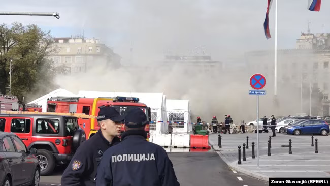 Pripadnici policije i vatrogasna vozila kod šatorskog naselja pristalica vlasti ispred Skupštine Srbije