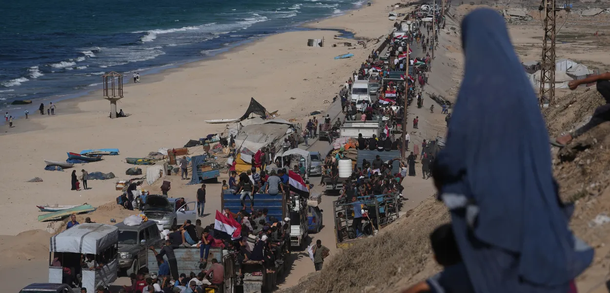 Raseljeni Palestinci voze se kamionima natovarenim stvarima i mašu egipatskim i palestinskim zastavama krećući se ka gradu Gazi, 11. oktobra 2025.  (Foto: AP Photo/Jehad Alshrafi)