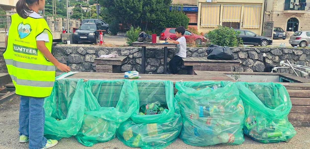 Akcija čišćenja u Kotoru (Foto: NVO Dječiji ekološki pokret Ljute kamilice)