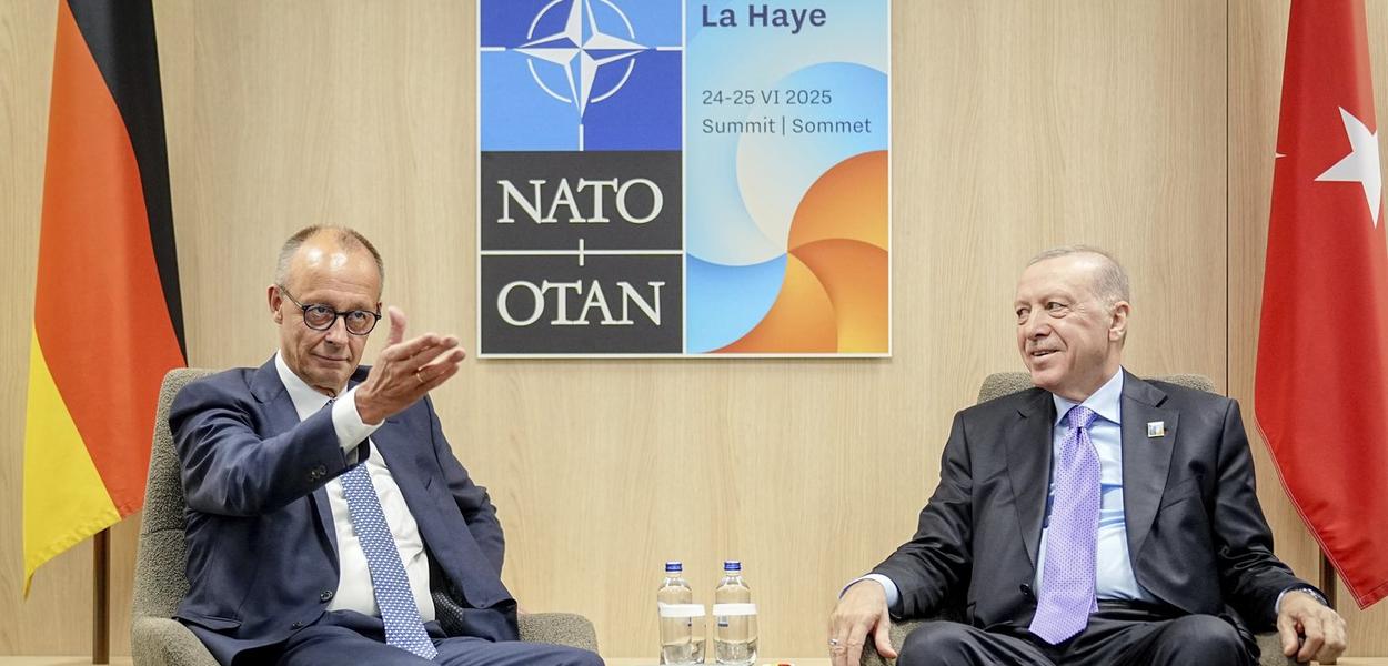 Fridrih Merc i Redžep Tajip Erdogan na NATO samitu u Holandiji, 25. juna 2025.  (Foto: Kay Nietfeld/DPA via AP, Pool)