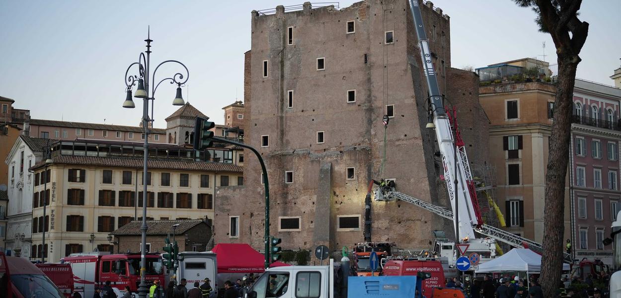 Vatrogasci rade na srednjovjekovnom tornju Torre dei Conti, u blizini Rimskog foruma, nakon što se on djelimično srušio tokom radova na obnovi, svega nekoliko metara od Koloseuma u Rimu (Foto: AP photo/Andrew Medichini)