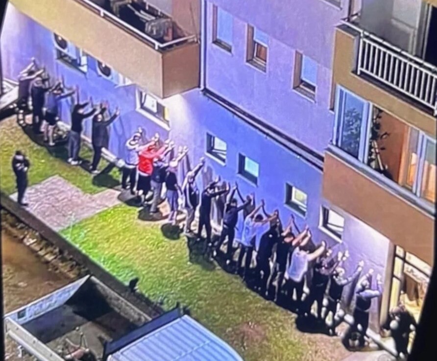 DRŽAVNA SRAMOTA: Policija postrojava turske radnika uispred zgrade u kojoj su smješteni