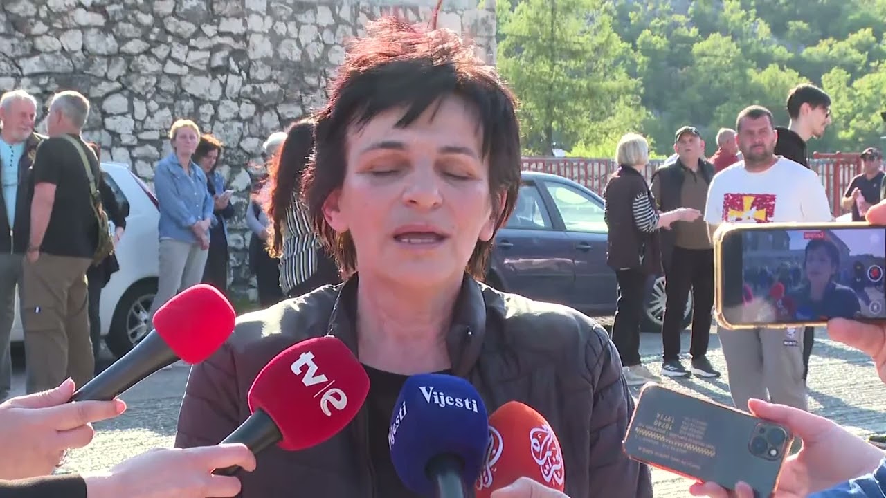 BEZ ODGOVORA VLASTI: Vesna Pejović, majka Nataše Martinović i baba Mašana i Marka Martinovića