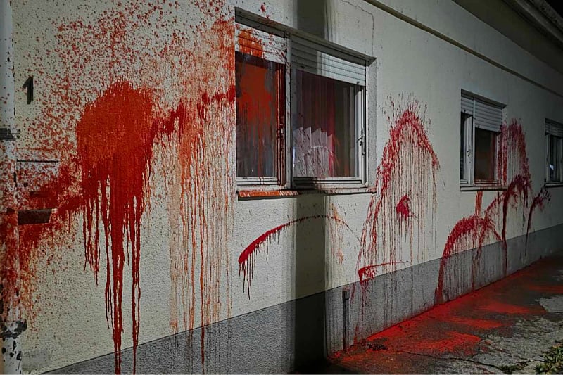 Bačena crvena farba na kuću Hrvata i Mađarice u Srbiji (Foto: Klix.ba)