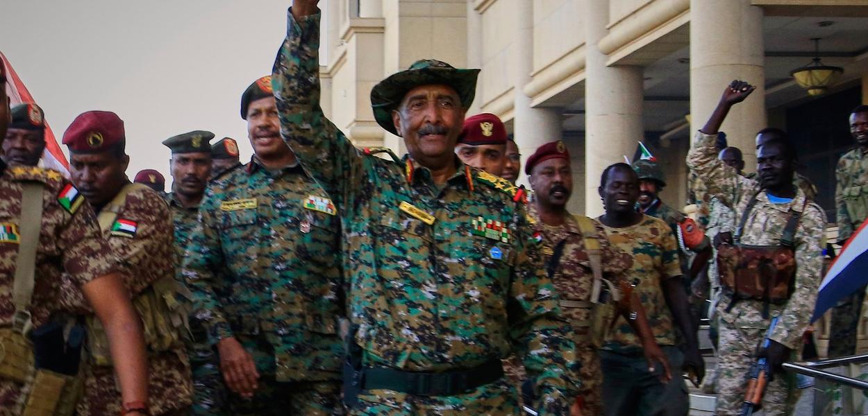 Šef sudanske vojske, general Abdel-Fattah Burhan (u sredini), dočekuju ga vojnici dok stiže u Predsjedničku palatu u Kartumu, koju su nedavno ponovo preuzele vladine snage od paravojne grupe Snage za brzo djelovanje (RSF) (Foto: AP photo/File)