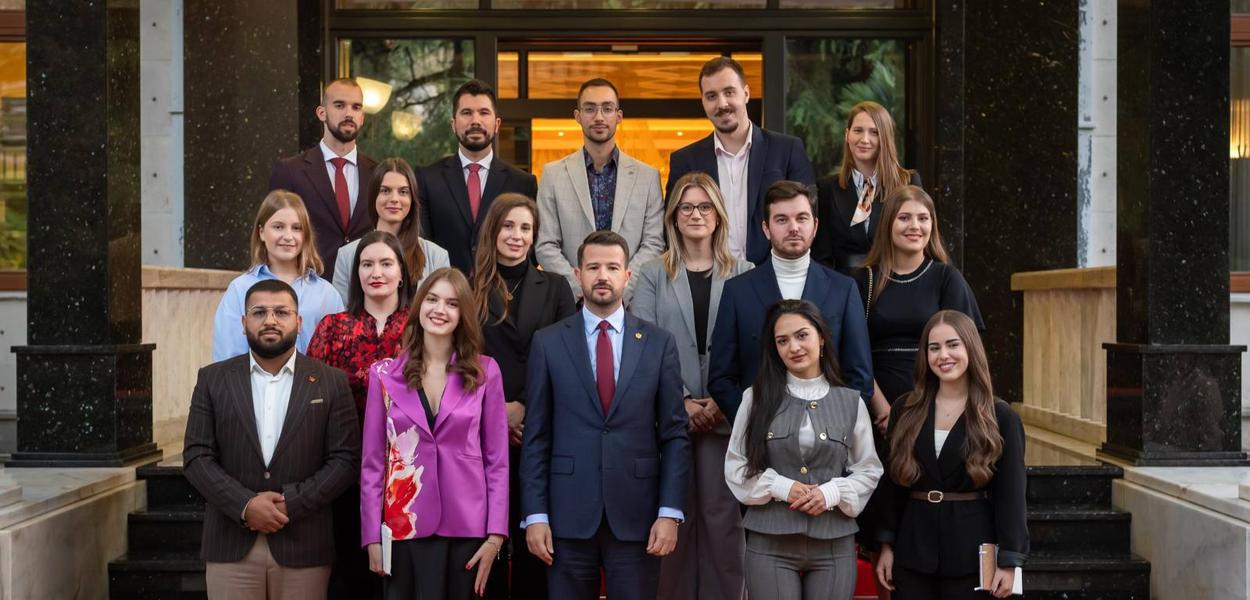 Milatović sa članovima Savjeta omladinskih inicijativa (Foto: Kabinet predsjednika Crne Gore)