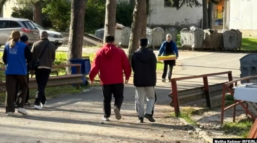 U migrantskom kampu Blažuj kod Sarajeva reporterka RSE razgovarala je sa dvojicom kineskih državljana, Blažuj, 30. oktobar 2025. (Foto: Meliha Kešmer (RFE/RL))