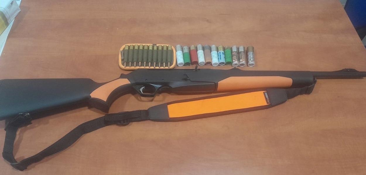 Zaplijenjena puška s municijom (Foto: Uprava policije)