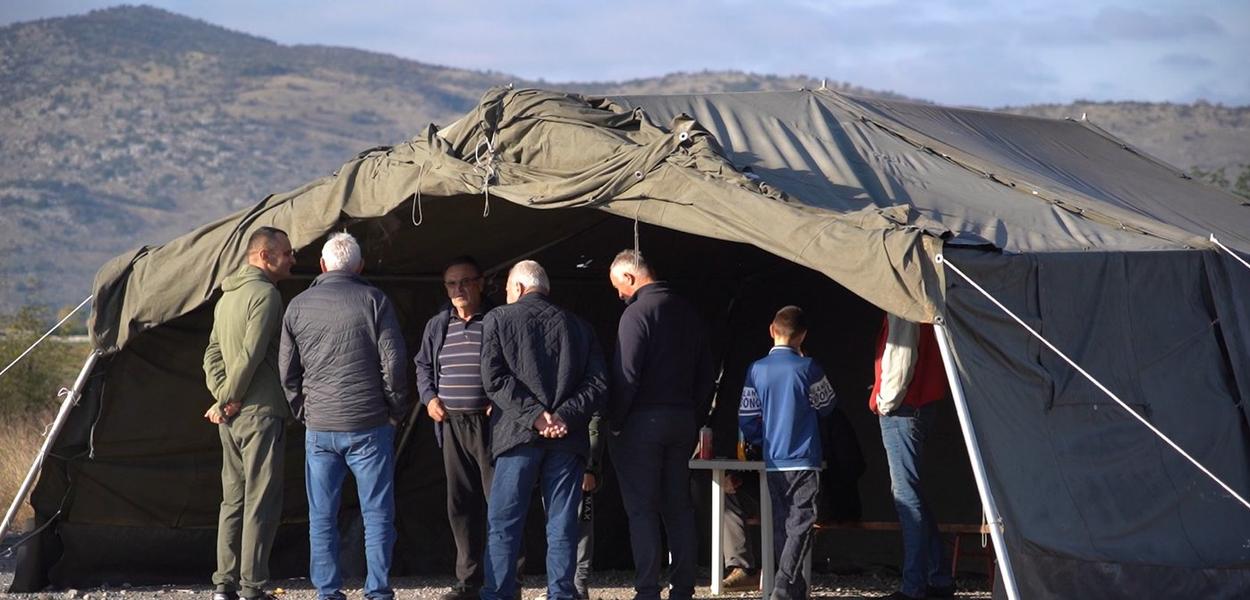 Mještani Botuna kod šatora (Foto: Portal ETV/I.Đ.)