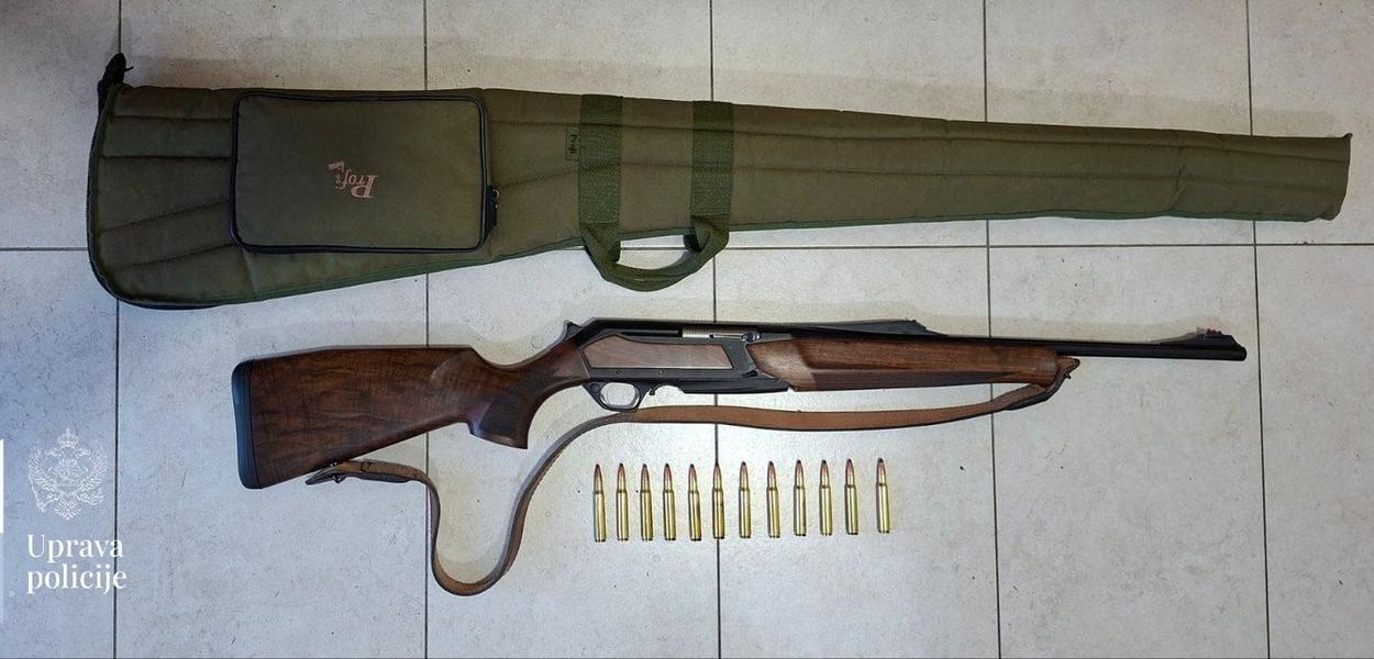 Oduzeta puška i municija (Foto: Uprava policije)