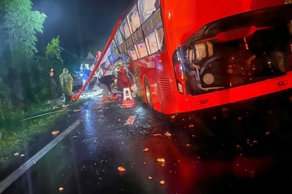 Kameni blokovi s planine su se srušili na planinski put, zatrpali dio autobusa i usmrtili šest osoba