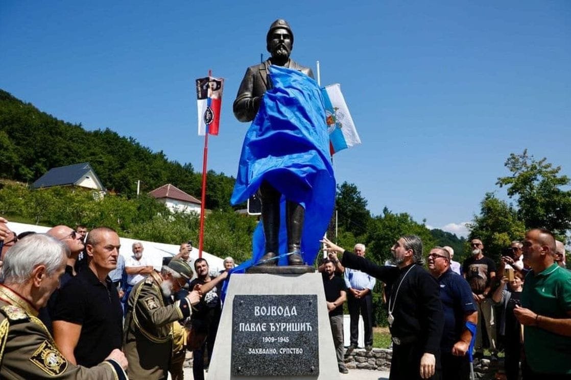 SVJEDOCI OPTUŽUJU NOVINARE DA SU IZAZVALI INCIDENT: Fotografisanje otkrivanja spomenika zlikovcu Pavlu Đurišiću dozvoljeno, ali ne i uklanjanje statue