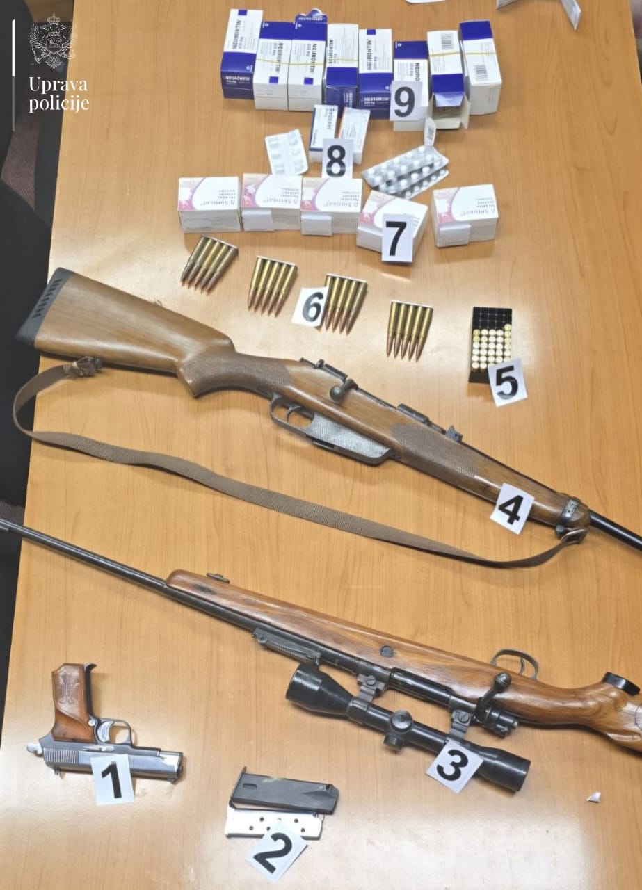 Oduzeto oružje i tablete (Foto: Uprava policije)