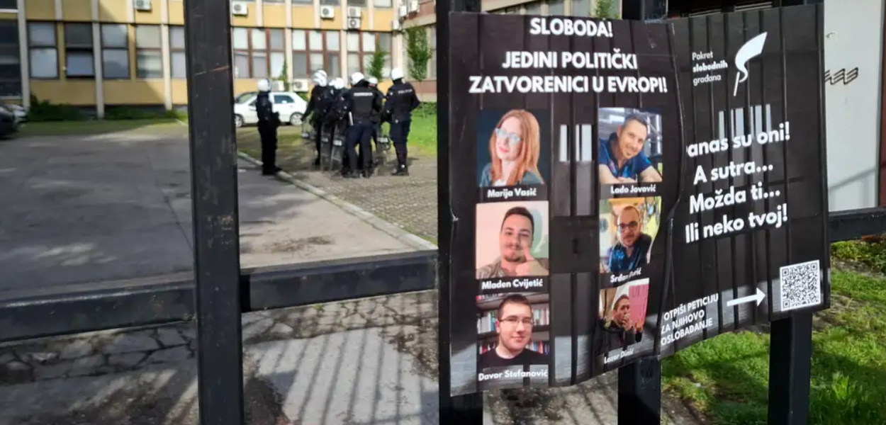 Plakat sa fotografijama optuženih aktivista (Foto: Dojče vele/Dalibor Stupar)