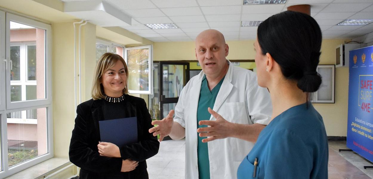 Dr Velibor Majić i dr Nataša Pojužina sa direktoricom kompanije Novartis za Crnu Goru Jelenom Stojimirović (Foto: KCCG)