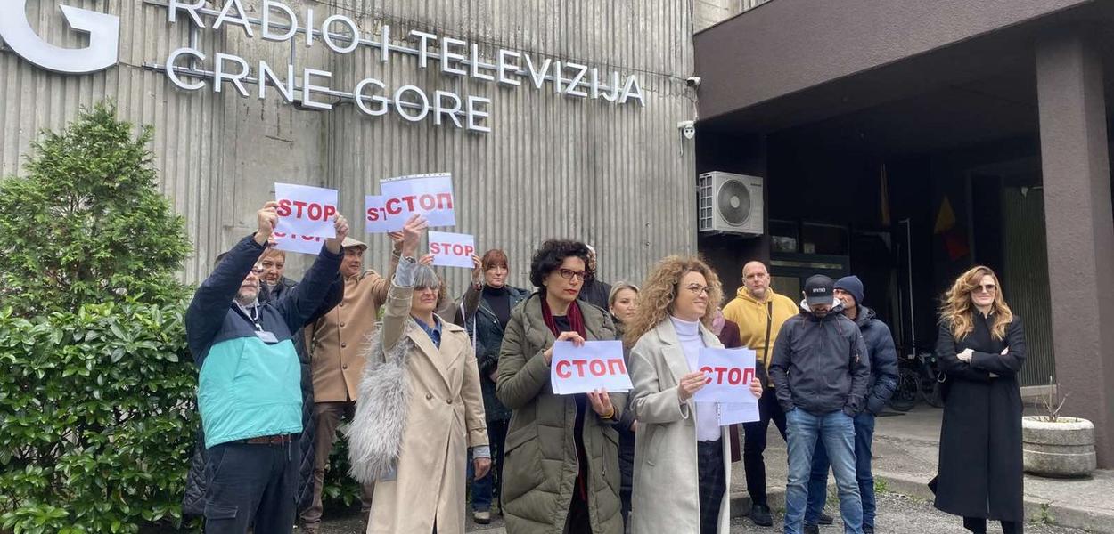 Sa protesta ispred RTCG (Foto: TV E/Ivona Đokić)