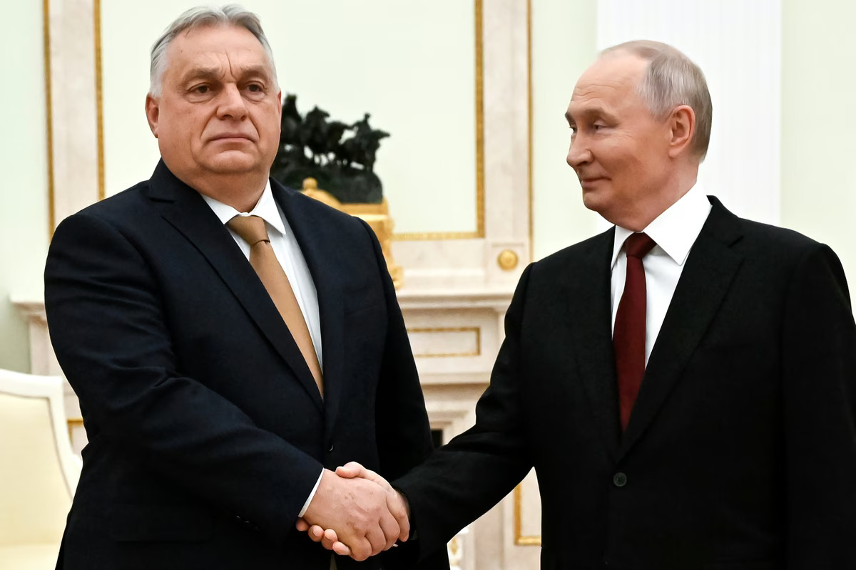 Viktor Orban i Vladimir Putin (Foto: AP/Alexander Nemenov)
