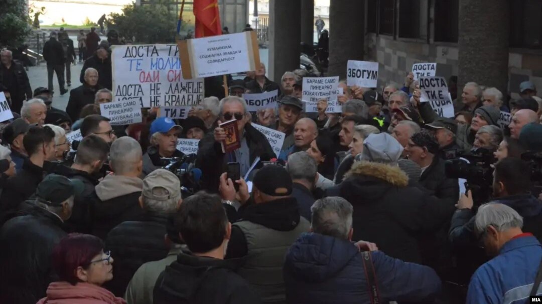 Protest penzionera ispred Ustavnog suda, Skoplje, 1. decembra 2025. (Foto: MIA)