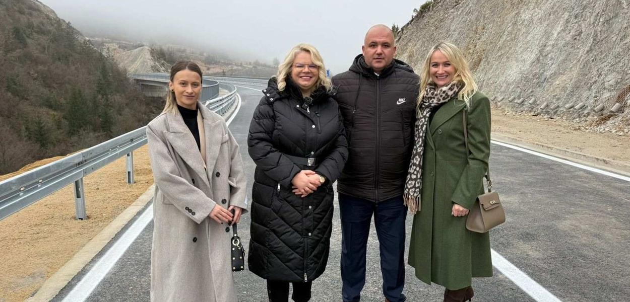 Dario Vraneš se poslije svečane ceremonije fotografisao sa ministarkom saobraćaja Majom Vukićević (Foto: UGC)