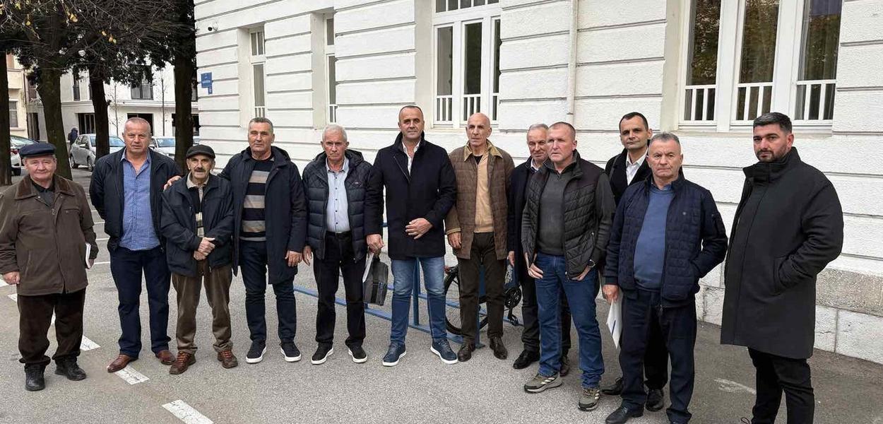 Mještani Botuna prije sastanka sa Mujovićem (Foto: Privatna arhiva)