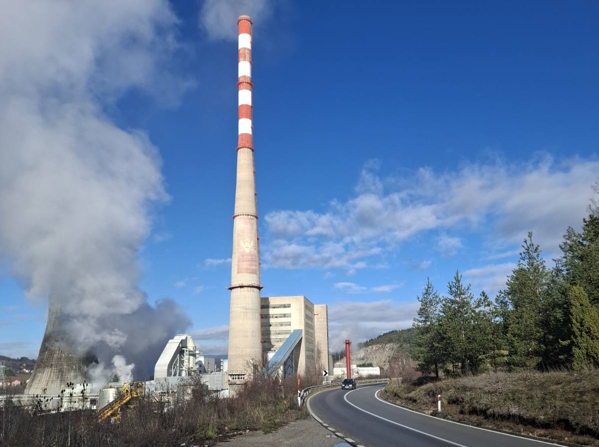 Crnogorska državna zastava ostavljena da je vrijeme uništi (Foto: Privatna arhiva)
